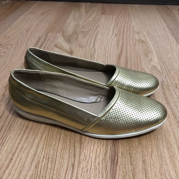 Halston Gold Yellow Slip On Shoes Flats Sz 6.5 Women’s - Picture 1 of 8